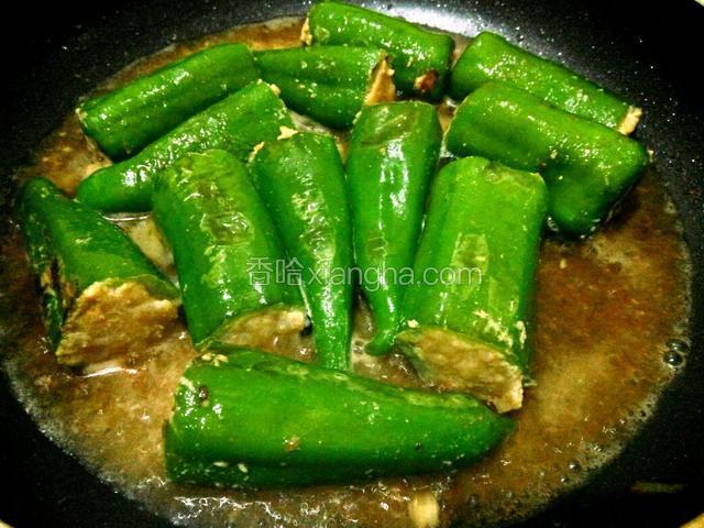 加入适量清水、少许酱油、煮熟