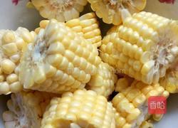 玉米海带骨头汤的做法图解1