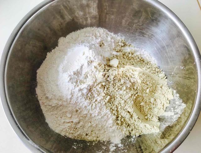 把面粉和荞麦粉称重后放入一个容器中。
