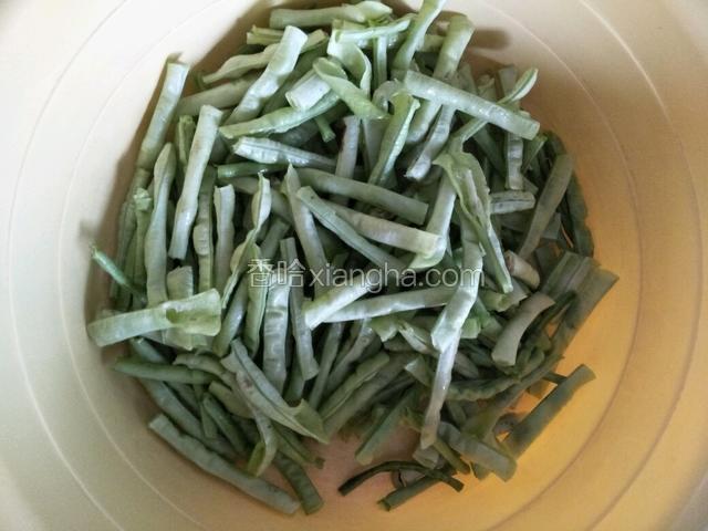 把老豆角切段，控干水分（豆角一定要控干水分，不然蒸出来会很稀烂）