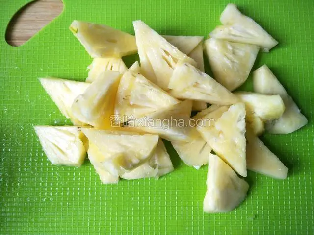 切成小块（用了整个菠萝的四分之一）