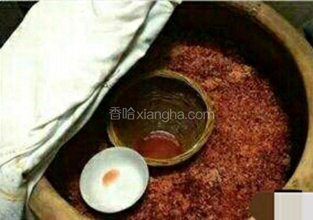 酒酿和酒糟分离。直接滤出来就行了，有二老酒的说法，就是取完原浆再加水进去再取一次。（这里无图，用的网络图片）