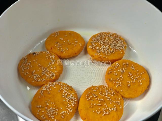 平底锅预热，抹少许油，将红薯饼煎成两面金黄即可。