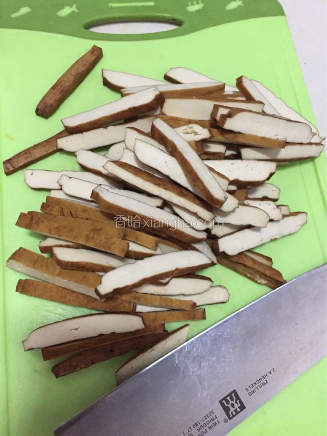 将豆干切条或者切块都可以