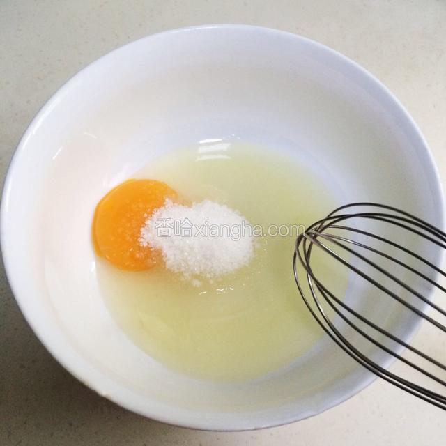 鸡蛋内加入细砂糖。