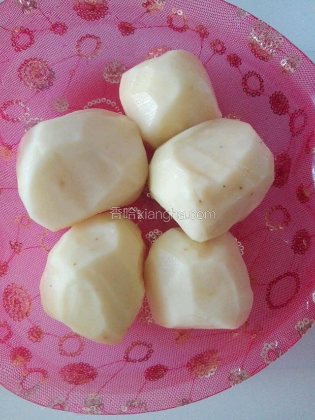 土豆打皮洗净备用