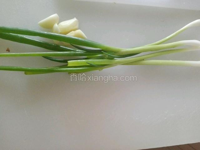 葱蒜切碎备用