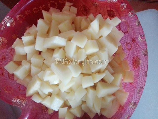土豆切丁备用