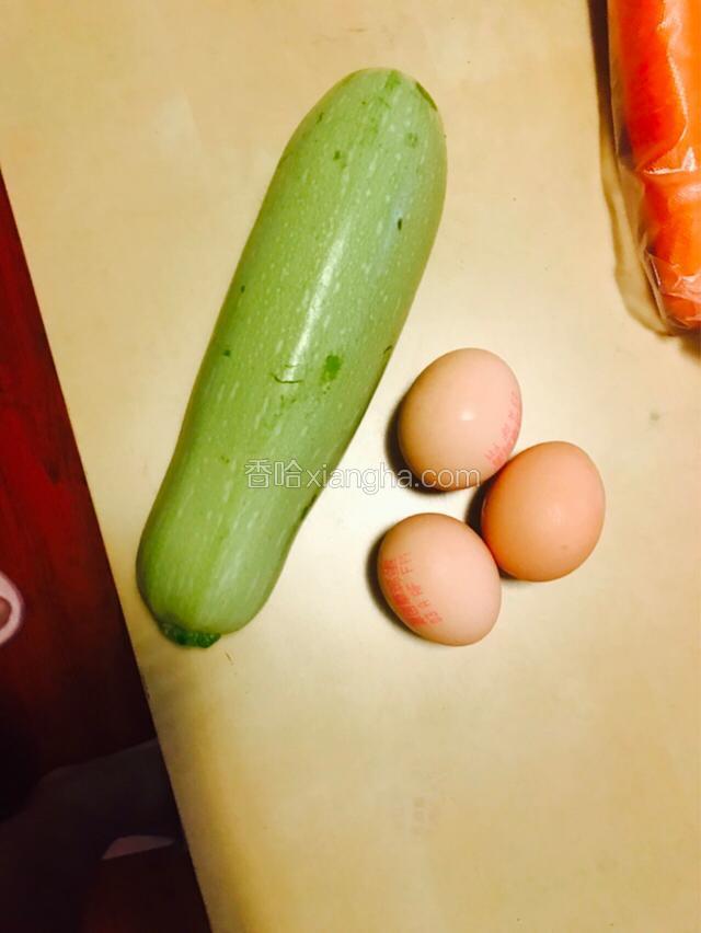准备材料，鸡蛋如果小可以远三个。准备蒜姜少许。