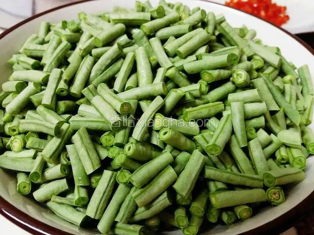 豇豆摘好洗净 切小段