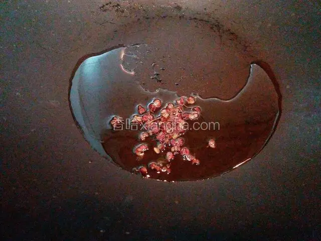 锅中少油 炸香花椒 留花椒油