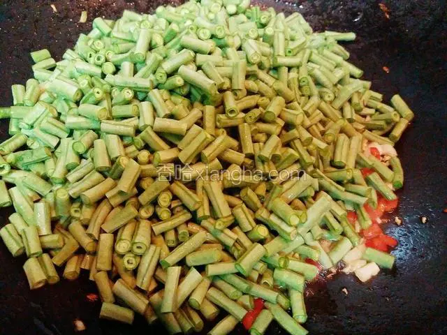 放入豇豆翻炒