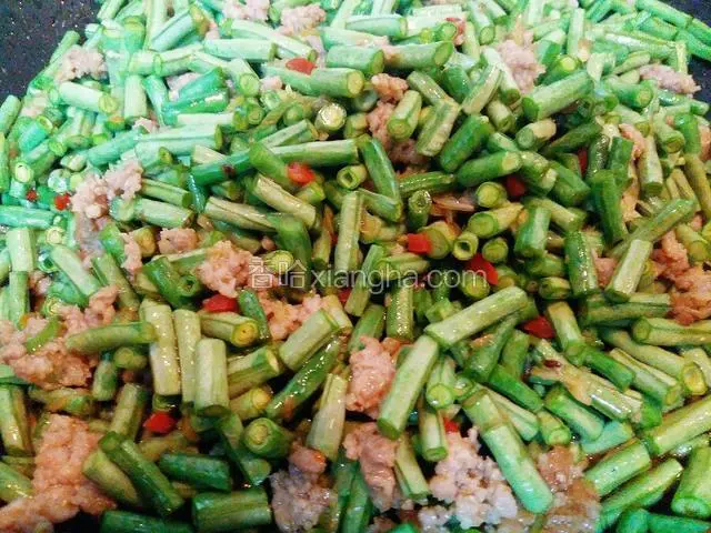 加入酱油 老抽 盐 少许清水焖煮
