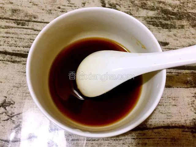 把半勺蚝油、一勺生抽、一勺白糖、一勺陈醋加水调成酱汁备用