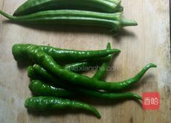 青椒焦香秋葵的做法图解1