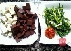 豆腐炒猪血的做法图解1