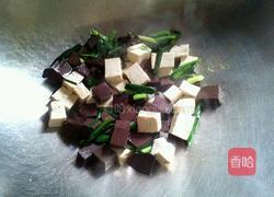 豆腐炒猪血的做法图解4
