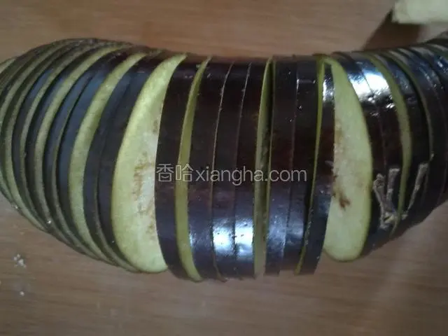 把茄子切成连刀片。