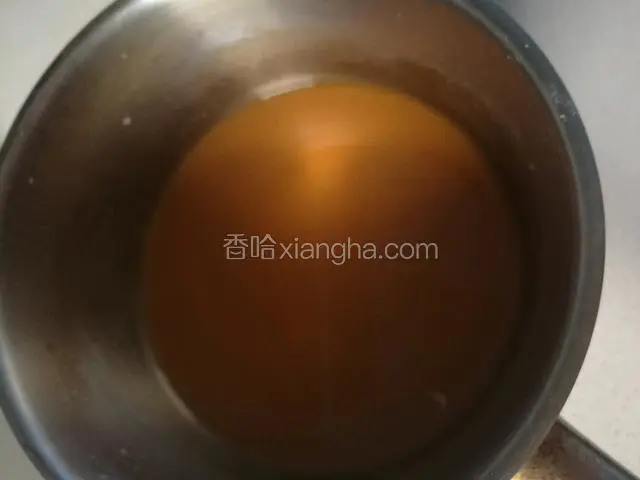 锅中放水，倒入生抽和水淀粉。