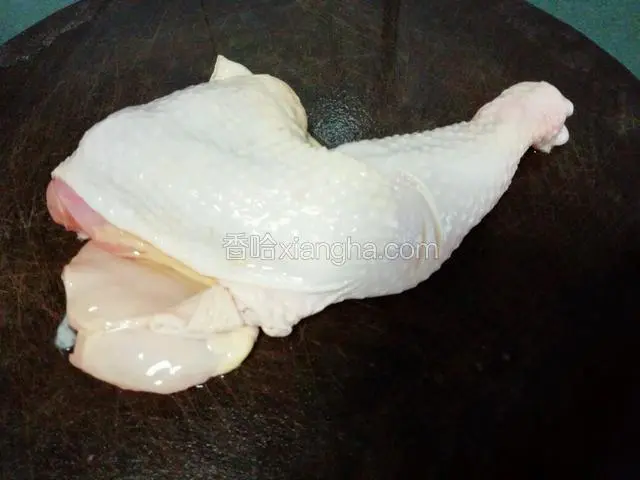 鸡腿一只洗净，打花刀。