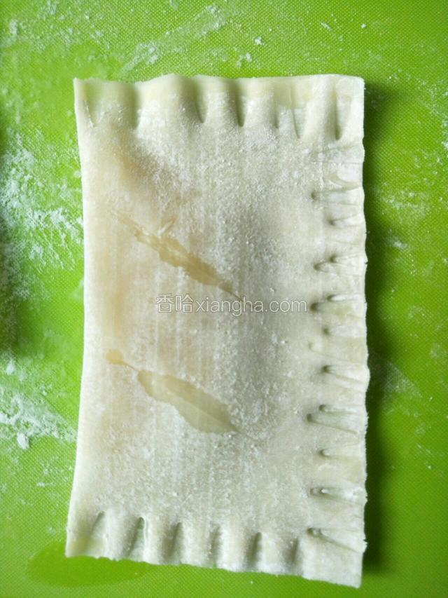 用刀在上面划两道口子