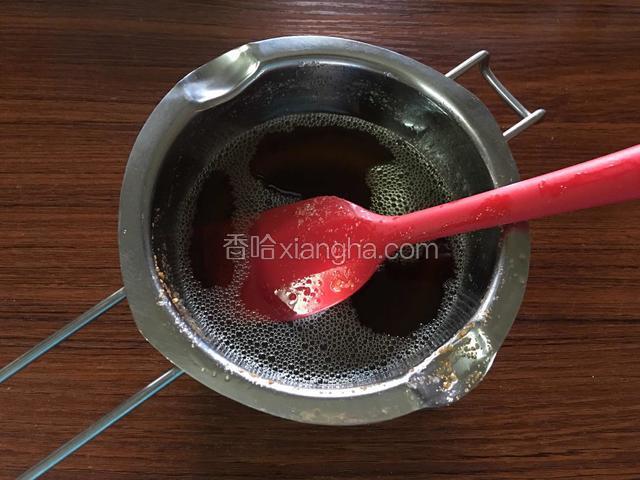  黄油放入锅内，中大火加热至黄油出现焦糖色，能闻到散发的香气，将焦化黄油进行过滤备用