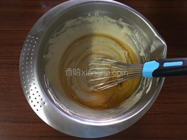 加入冷却至40度左右的焦化黄油，用打蛋器混合均匀