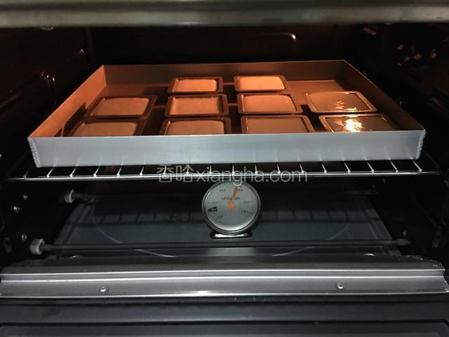 烤箱预热200度，上下火中层，10-15分钟；出炉后立即脱模