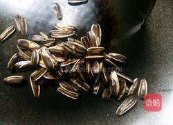 焦红糖瓜子的做法图解3