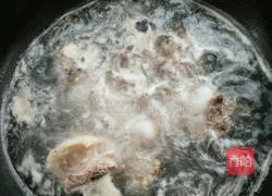 大骨头炖土豆的做法图解1