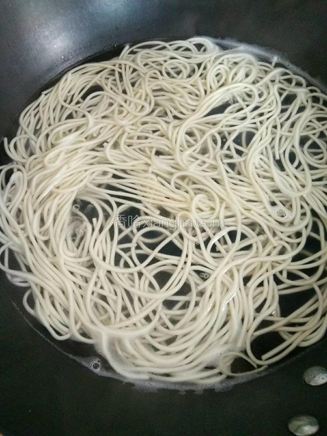 水浇开面条入锅煮1分钟左右