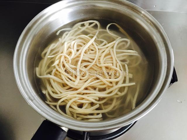 干丝过沸水煮3分钟，捞出滤干。