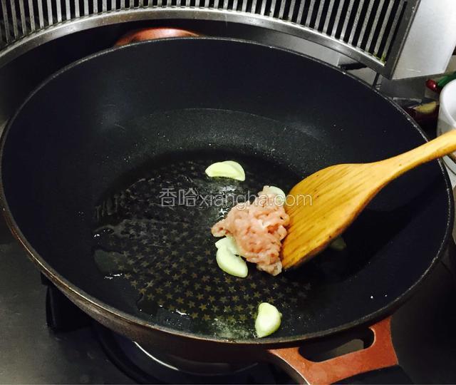 炒锅加热，入油，下蒜片，肉丝炒香