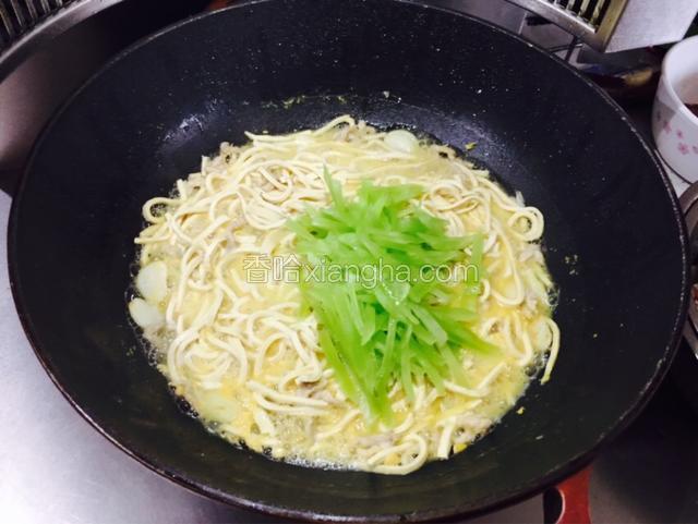 煨至汤汁剩三分之一，入莴笋丝再煮。