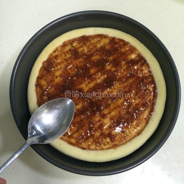 给饼底抹上披萨酱。