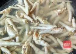 蒜香酸辣鸡脚的做法图解1