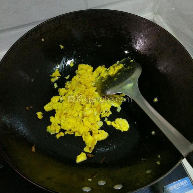 将鸡蛋到锅里炒熟