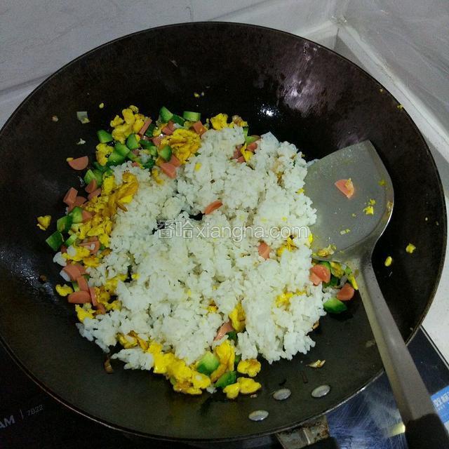 把剩米饭也倒锅里