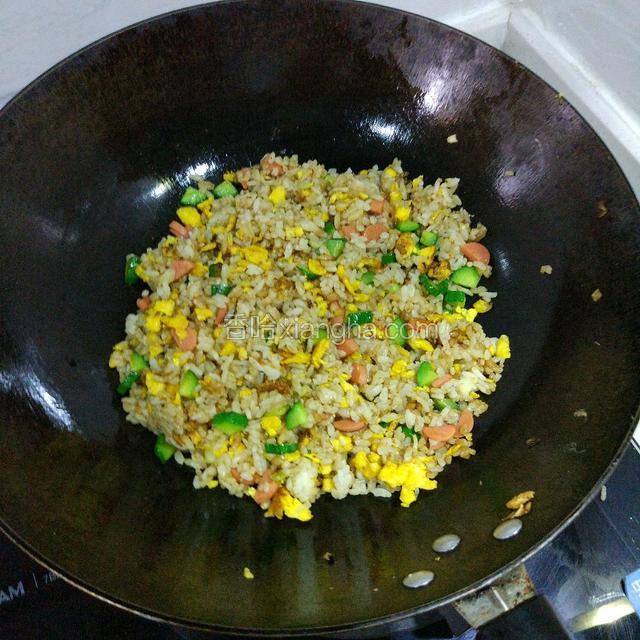 加入盐，十三香，少许酱油，翻炒均匀。