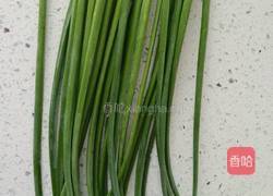 韭菜苔熏干儿炒肉丝的做法图解1