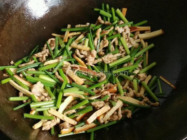 加入熏干，韭菜段，一起煸炒。