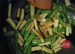 丝瓜炒荷兰豆的做法图解7