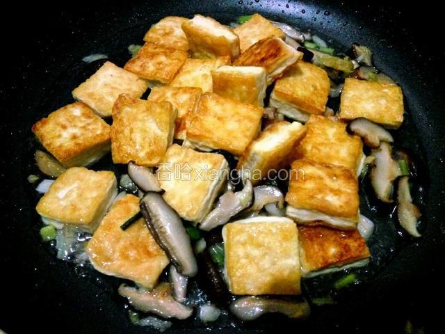 放豆腐、炒匀