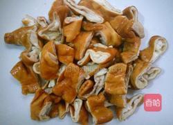 酸菜炒肥肠的做法图解1