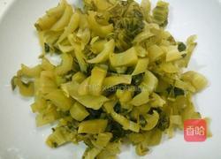 酸菜炒肥肠的做法图解2