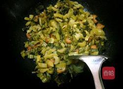 酸菜炒肥肠的做法图解6