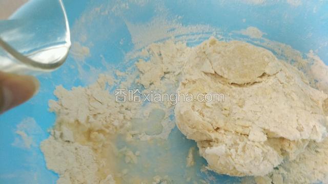 适当加入温水，不用全部都加入，面不稀即可。