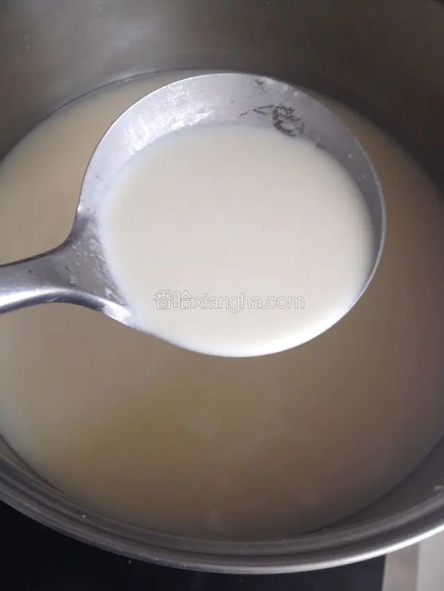 放粉浆的锅可以开火煮了，期间要不停搅拌，避免粉浆沉淀糊锅，不等粉浆烧开把提前备好的面糊倒进去