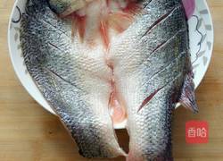 清蒸剁椒鲈鱼的做法图解1