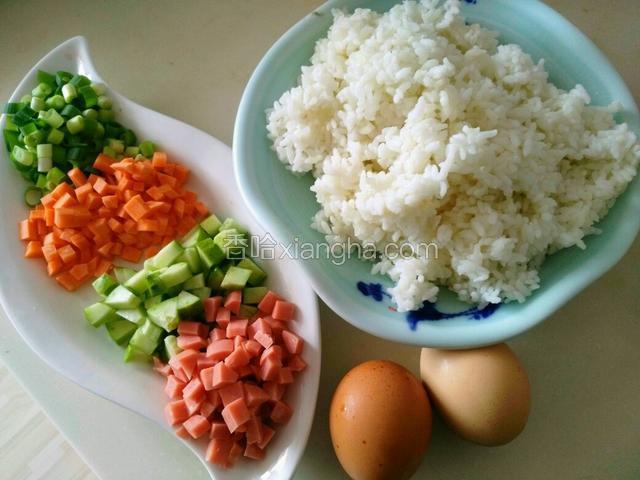 准备剩米饭，鸡蛋，胡萝卜，香葱，香肠，黄瓜都切丁